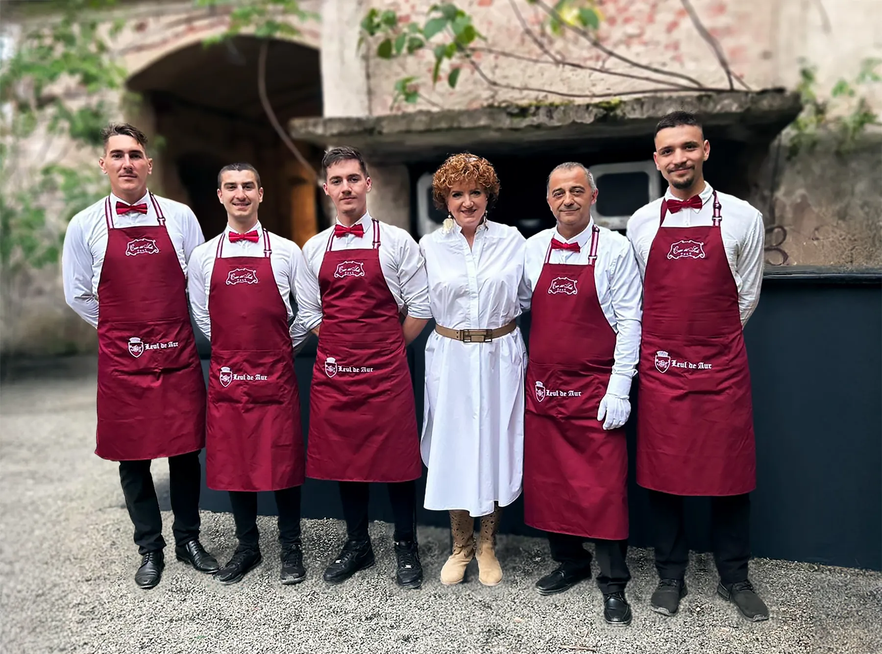 Echipa Casa del Sole în holul hotelului, surprinsă într-un moment de bun-venit