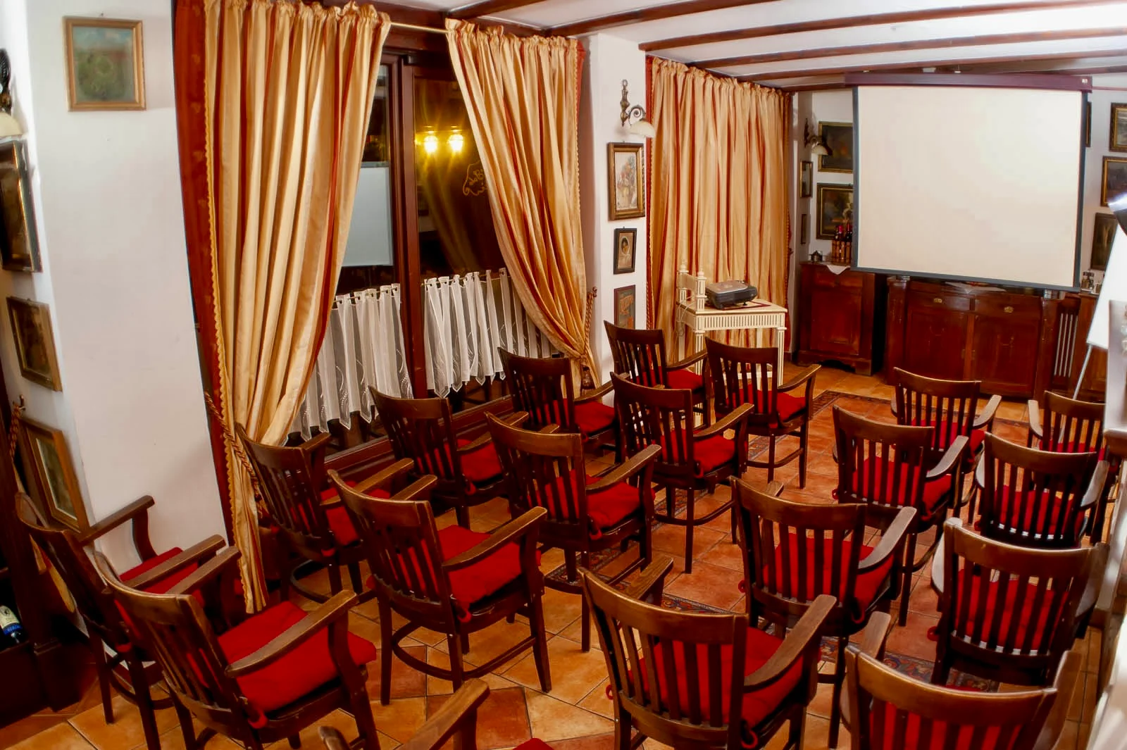 Eveniment corporate în Sala Solaris, cu mese aranjate pentru întâlniri de afaceri