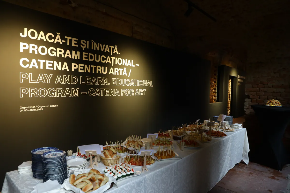 Sala VIP cu atmosferă intimă, sticle expuse și mese pregătite pentru degustare