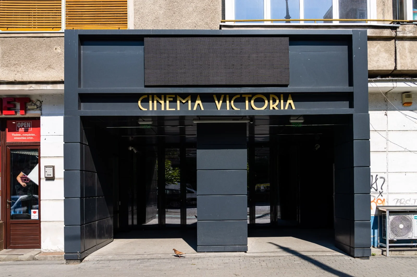 Cinema Victoria, reper istoric din Timișoara, surprins ca punct de pornire pentru un city-break