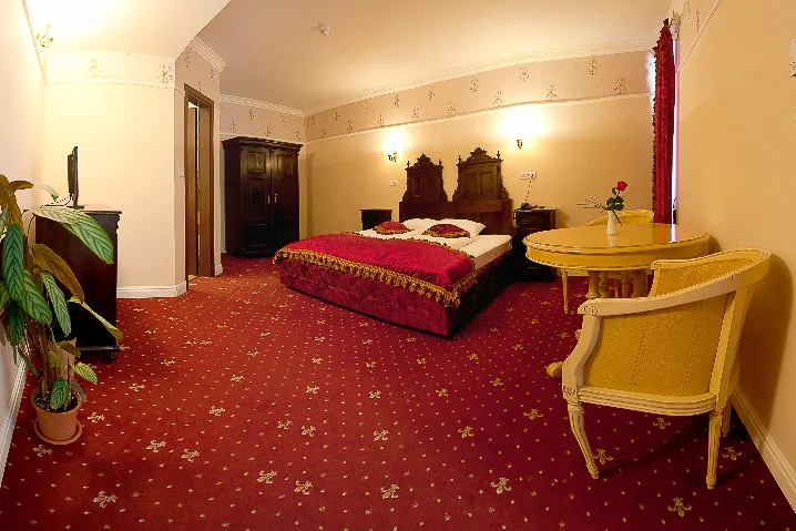 Suite Deluxe cu senzație de salon separat, pat generos și paletă luminoasă
