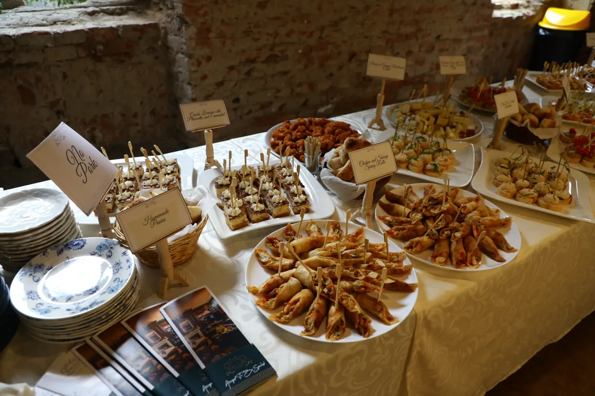 Suite Nunta pregătită pentru o seară de celebrare, cu detalii rafinate